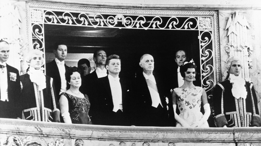 Jackie Kennedy junto a su marido y Charles de Gaulle en una cena de gala en el Palacio de Versalles, 1 de junio de 1961