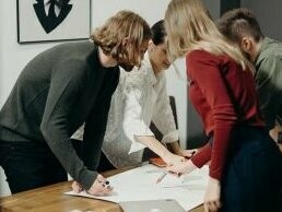 Entrevista de emprego. Outro aspecto relevante do LinkedIn é o papel do algoritmo, que organiza o que aparece no feed de cada usuário. Ser ativo na plataforma, interagir com postagens, produzir conteúdo e participar de discussões aumenta a visibilidade do perfil. Porém, isso também exige tempo e dedicação, o que pode ser desafiador para quem está conciliando outras responsabilidades, como trabalho, estudos ou demandas pessoais