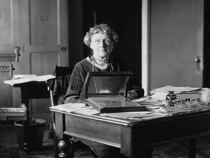 Annie Jump Cannon fue una astrónoma estadounidense nacida en 1863, cuya pasión por el cielo se forjó desde la infancia gracias a su madre