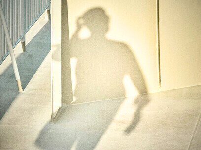 L’individu se définit par ses relations : présence, milieu, lumière, une existence toujours située