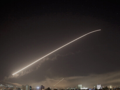 Equipos antiaéreos sirios intentando contrarrestar los misiles lanzados por Estados Unidos durante la noche del pasado viernes