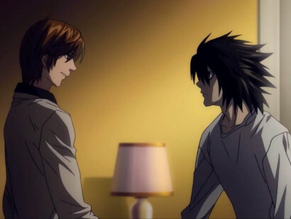La historia se centra en Light Yagami, un estudiante de secundaria que un día descubre un cuaderno con poderes sobrenaturales llamado «Death Note»