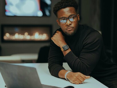 Homem transmite aparência de sucesso com seu estilo pessoal. Estudos mostram que a aparência visual é um dos fatores mais determinantes na formação de uma primeira impressão