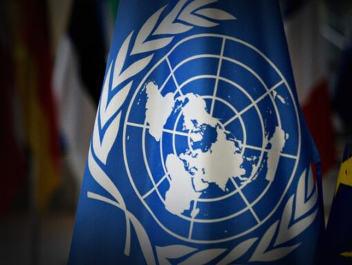 Bandera oficial de la Organización de las Naciones Unidas (ONU) adoptada en octubre de 1947