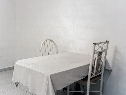 Felipe Romero Beltrán, Endings. Table, white tablecloth and two chairs. Dominicks's living room (detail), 2021-2024. Courtesy of Carré d’Art