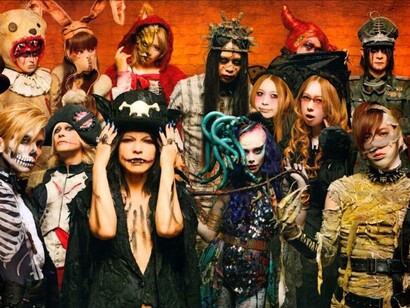 Asistentes a una fiesta de Halloween
