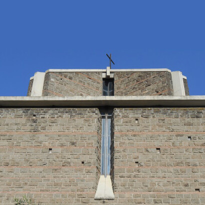 Chiesa di San Policarpo, parte superiore di un prospetto laterale esterno (foto Roberto Luciani)