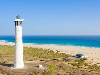 Faro di Morro Jable sulla spiaggia Playa del Matorral a Fuerteventura, Isole Canarie, Spagna