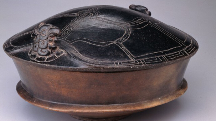 Lidded vessel in the form of a turtle shell”, Central Lowlands, Early Classic Maya. Earthenware. Gift of Gail and J. Alec Merriam in memory of Merle Green Robertson, 2011.55.4a–b