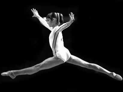 Nadia Comăneci, primera gimnasta que obtuvo una calificación de diez puntos (calificación perfecta) en una competición olímpica de gimnasia artística