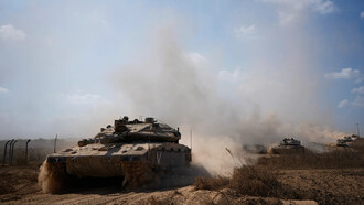 Tanques israelíes se acercan a la frontera con la Franja de Gaza