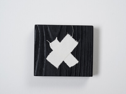 Patrick Corillon, Mélisande, 2016, Toile peinte en blanc sur bois peint en noir 10 x 10 x 1,5 cm, © Patrick Corillon. Courtesy of Micro Onde, Centre d’art de l’Onde