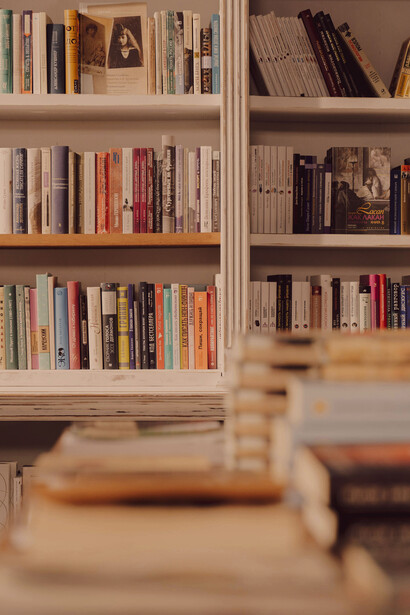 A través de la poesía y la narración, es posible resignificar la distancia y el tiempo, manteniendo viva la identidad cultural en nuevas tierras