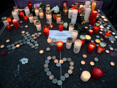 Candele per le vittime del disastro