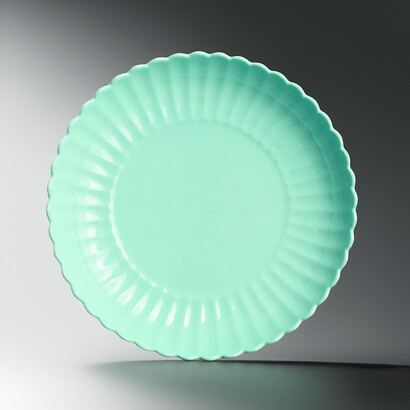 Piatto a "crisantemo". Porcellana a smalto turchese sopracoperta Epoca Qing, marca ed era Qianlong (r. 1735-1796) Diam. 18 cm  
CB.CC.1935.500
