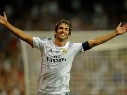 Raúl celebra un gol con el Real Madrid