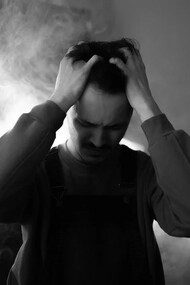 Un uomo in preda alla frustrazione causata dall'indecisione. Il dilemma è un dubbio, un’alternativa che si apre di fronte a chi lo prova: o di qua o di là, testa o croce, bianco o nero