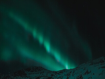 Aurora boreal e a imensidão do universo refletida em cores. Por que existem as coisas e não o nada?