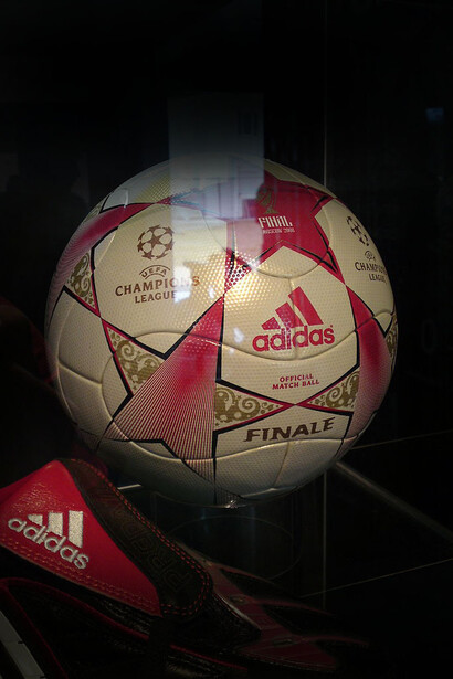 Un pallone della finale della UEFA Champions League 2008 in mostra allo UEFA Champions Festival di Hyde Park, Londra