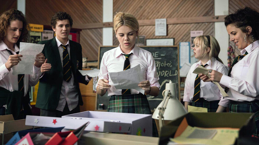 Fotograma de la serie de televisión irlandesa «Derry Girls»