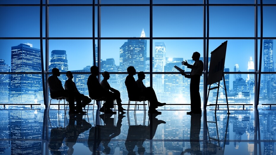 Jefe y empleados en una reunión de trabajo