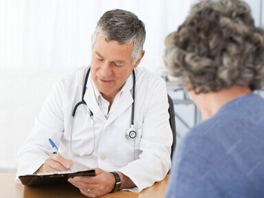 Esteban atendía siempre a sus pacientes tratando de deslindar el hombre que era del doctor que también era. El médico ponía sus cinco sentidos en la sanación mientras el hombre se abstraía