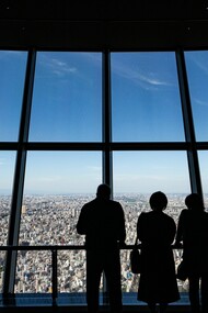 Tokyo Skytree, Tokyo, Giappone. Questa è la dualità che rende Tokyo unica: una lezione preziosa sulla possibilità delle coesistenze, un invito a cercare l'anima delle cose, lì dove la bellezza nasce dalle sfumature e le contraddizioni si abbracciano come amate conoscenze
