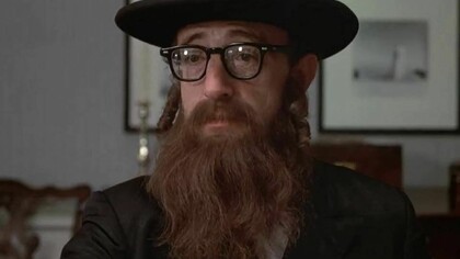 Woody Allen en una escena de "Annie Hall" caracterizado como un judío