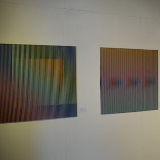 Vista de sala de exhibición temporal con reproducciones de color aditivo e inducción cromática. Carlos Cruz-Díez. Museo de Arte Costarricense