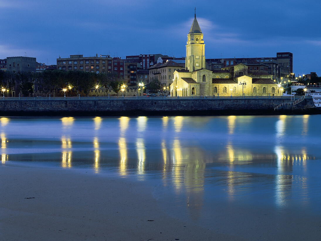 Gijón. Vista desde la playa de la Iglesia de San Pedro