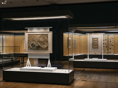 Creating a poetic realm with silk, exhibition view. Courtesy of Tsinghua University Art Museum