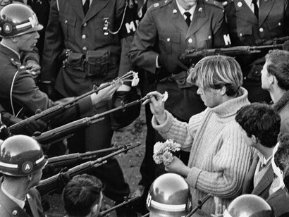 "Flower Power" è una fotografia scattata dal fotografo americano Bernie Boston che ritrae un giovane che mette un garofano nella canna di un fucile M14, per porre fine alla guerra in Vietnam
