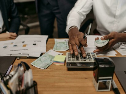 Para calcular tu libertad financiera, es crucial definir el estilo de vida que deseas y estimar tus gastos mensuales futuros