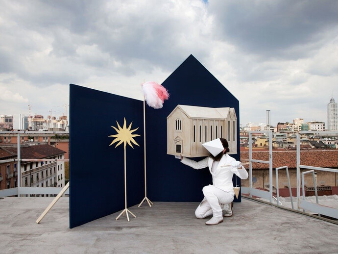 Luigi Presicce, La donazione della Cappella, 2010, performance per soli due spettatori. Abitazione privata, Milano, 100 x 150 cm