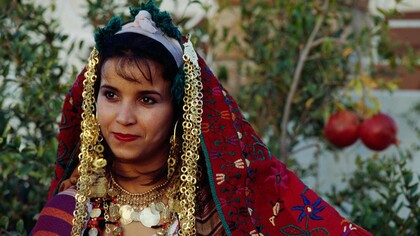 Mujer amazigh tunecina: la falta de igualdad en términos de derechos económicos penaliza a las mujeres que se encuentran en fuerte desventaja en el acceso al crédito, la propiedad de la tierra y los productos financieros