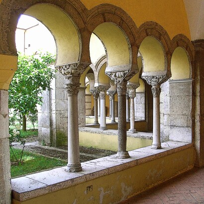Colonne nel Chiostro del complesso monastico di Santa Sofia. Benevento, Italia