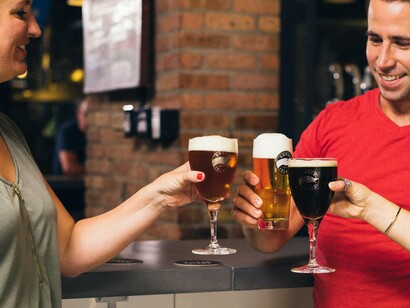 Amigos conversam casualmente. Nos últimos anos, a internet e a televisão ajudaram a tornar os sotaques brasileiros mais conhecidos em todo o país. O crescimento das redes sociais e dos influenciadores digitais permitem que diferentes formas de falar ganhem visibilidade, promovendo um maior reconhecimento da riqueza linguística nacional