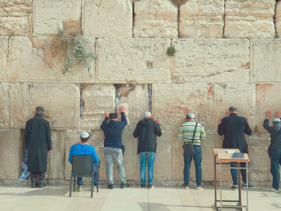 Muro de los lamentos: su nombre en hebreo significa simplemente 'muro occidental'. Data de finales del período del Segundo Templo y su construcción se atribuye Herodes el Grande