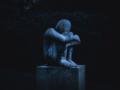 Estatua de un niño llorando en el Malone Road, Belfast, Norte de Irlanda