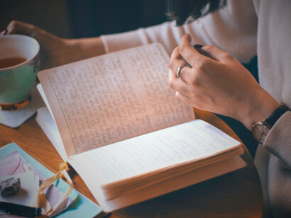 Escritora lê poemas para inspiração