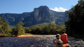 Vista al Salto Ángel desde el río, la caída de agua más alta del mundo. Parque Nacional Canaima, Estado Bolívar, Venezuela