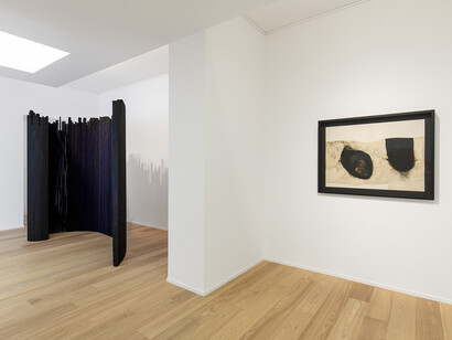 Alberto Burri e Nunzio, Nero x nero, veduta della mostra. Per gentile concessione della Galleria Mazzoleni