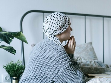 É importante dizer que nem todas as mulheres estão no mesmo lugar quando falamos de reposição hormonal. “Câncer” não é uma categoria única, assim como “adenocarcinoma” não define, por si só, se um tratamento é possível ou não. O que pesa - e muito - é o órgão de origem, o perfil hormonal do tumor, o estágio da doença e a história clínica de cada corpo