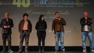 The festival's slogan can be read in the background: "El renacer del esplendor", "The rebirth of splendor"