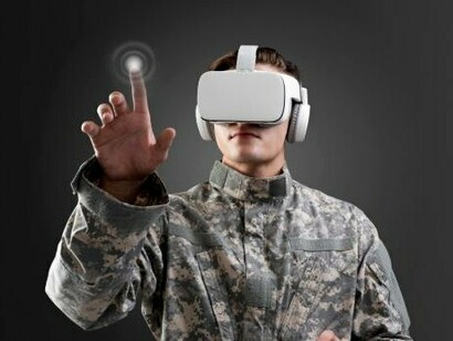 Soldado utilizando aparelho de realidade aumentada. No entanto, o uso de IA em contextos militares levanta questões éticas e estratégicas. Quem será responsabilizado por erros cometidos por armas autônomas? Como evitar uma escalada descontrolada em conflitos mediados por inteligências artificiais? Essas são perguntas que ainda carecem de respostas claras