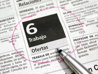 Sección de anuncios de empleo en un periódico