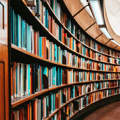 Inseguita dal dio, Dafne chiede aiuto al padre Peneo e viene trasformata in un albero di alloro per sfuggire ad Apollo