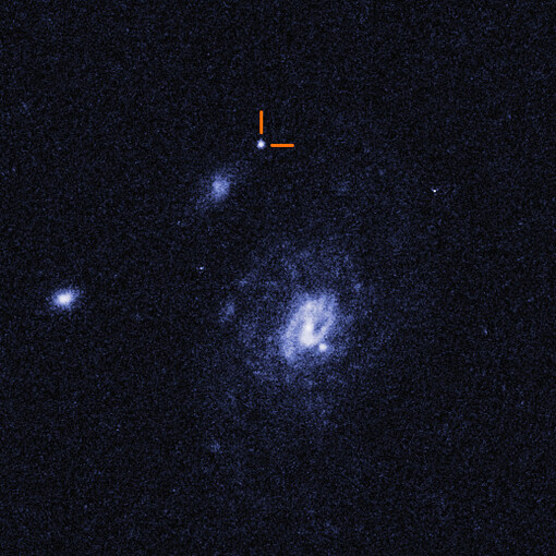 Un'immagine del telescopio spaziale Hubble che ritrae un transitorio ottico blu veloce e luminoso (LFBOT), denominato AT2023fhn e indicato dai puntatori. NASA, ESA, STScI, Ashley Chrimes (ESA-ESTEC/Radboud University)