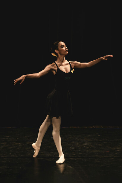 Lentamente aparece Verónica, estira su cuerpo, alargándolo elegantemente, al ritmo de la música