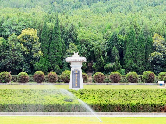 Túmulo de Qin Shi Huang Di, Xi'an, China. Localizado nas proximidades de Lishan, na atual província de Shaanxi, o mausoléu integra uma vasta necrópole imperial iniciada ainda durante o reinado do imperador, quando este tinha cerca de 13 anos